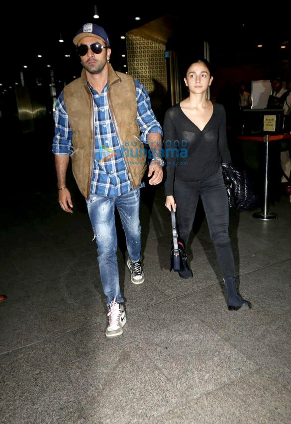 photos sara ali khan sonam kapoor ahuja mouni roy and others snapped at the airport 08