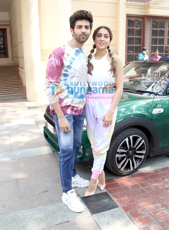 Photos: Sara Ali Khan and Kartik Aaryan snapped at Radio City office in Bandra Photos: Sara Ali Khan and Kartik Aaryan snapped at Radio City office in Bandra