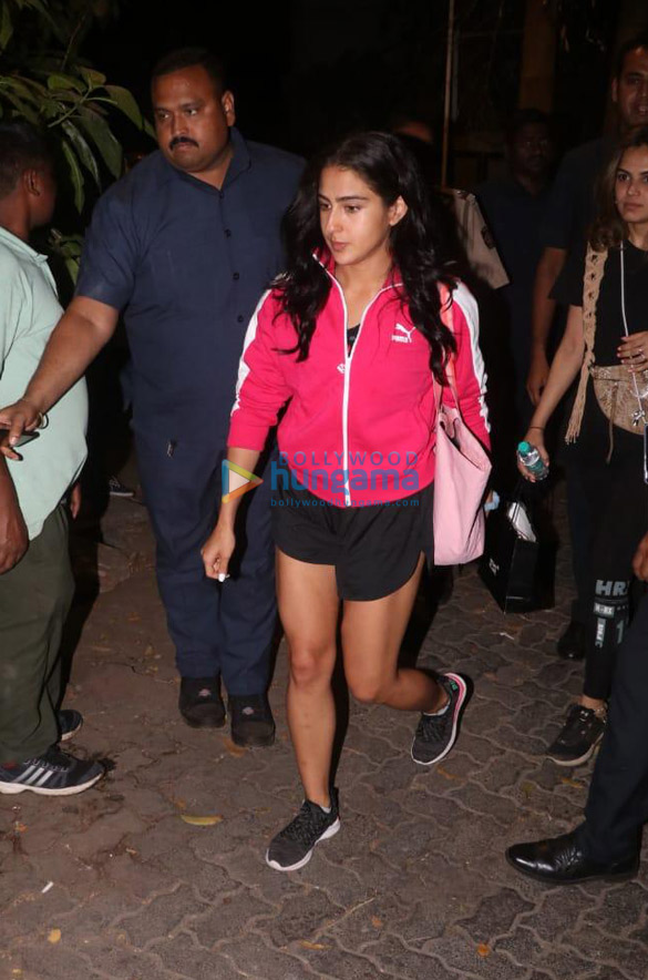 photos sara ali khan spotted in bandra 3
