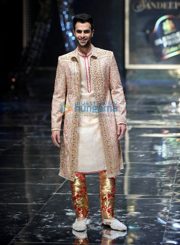 photos sara ali khan walks the ramp for abu jani and sandeep khosla at blenders pride fashion tour 2020 6