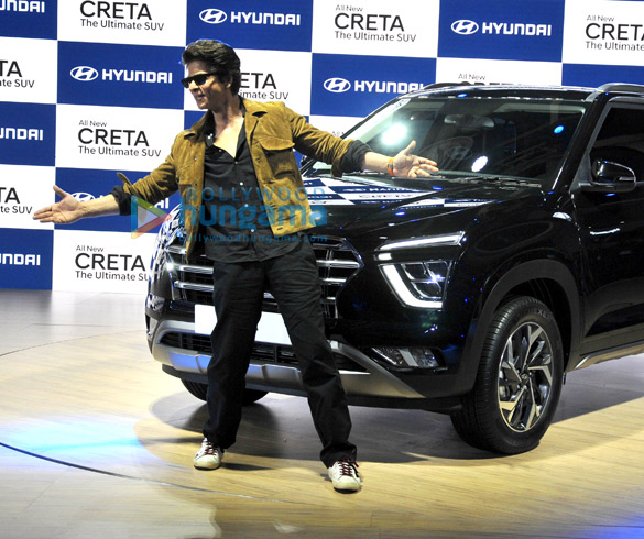 photos shah rukh khan snapped at auto expo 2020 4