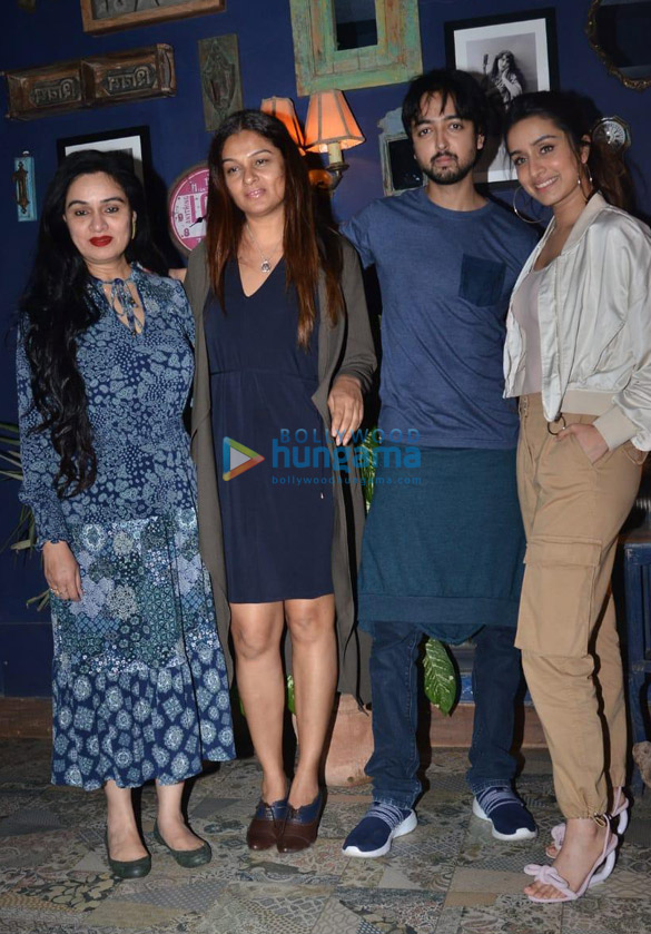 photos shraddha kapoor padmini kolhapure and others snapped at a restaurant in juhu 3