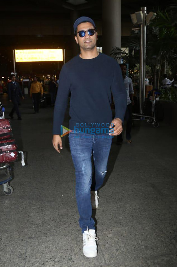photos sophie choudry sunil grover and others snapped at the airport 4