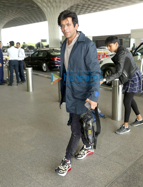 photos sophie choudry and sunil grover snapped at the airport 2