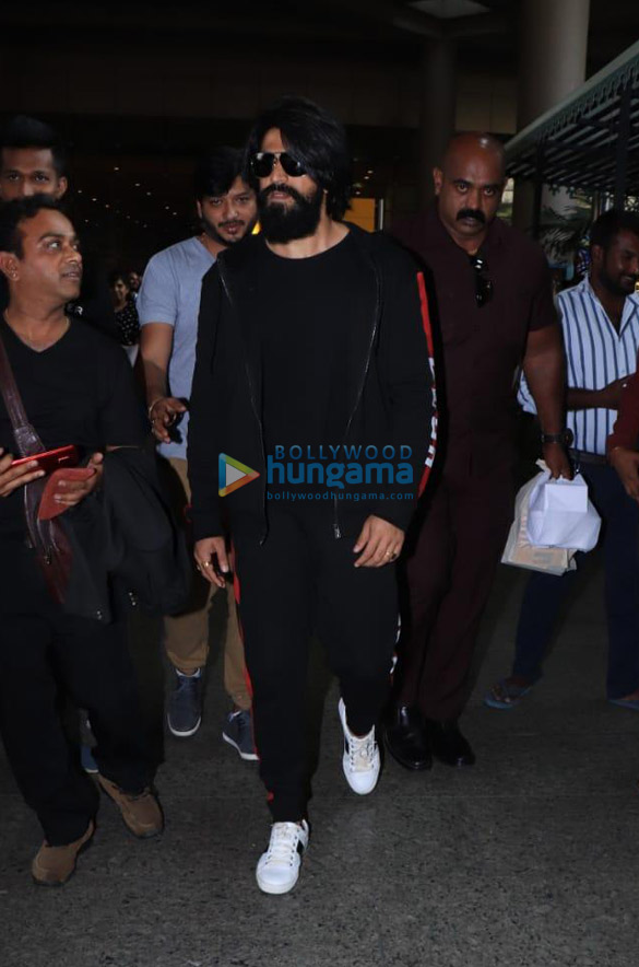 Photos: Superstar Yash spotted at the Mumbai airport Photos: Superstar Yash spotted at the Mumbai airport