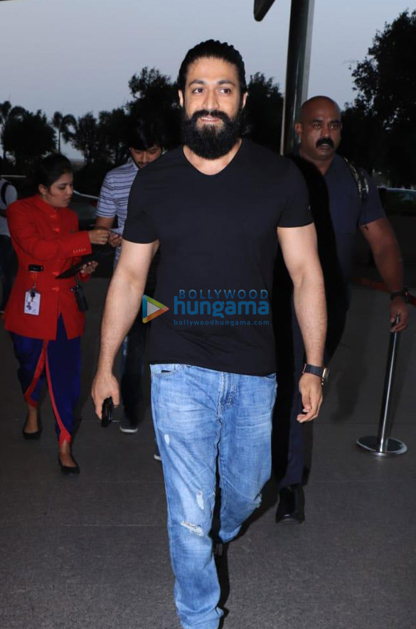 photos superstar yash spotted at the mumbai airport 2