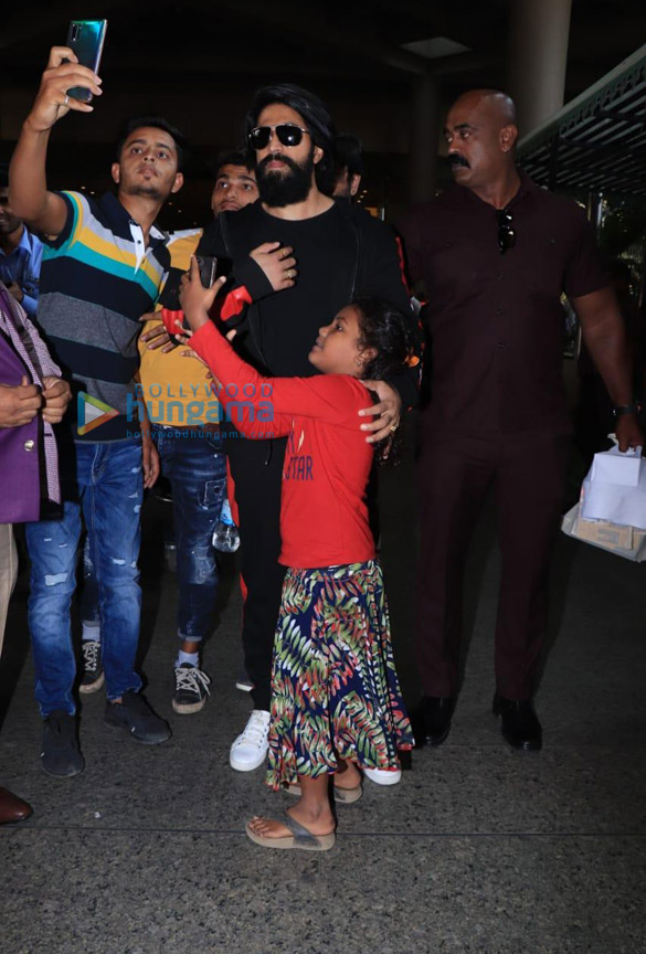 photos superstar yash spotted at the mumbai airport 3