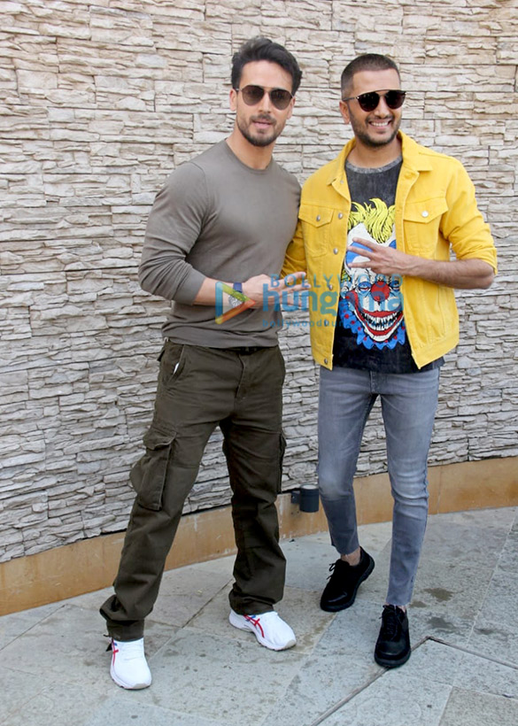 photos tiger shroff shraddha kapoor and riteish deshmukh snapped promoting their film baaghi 3 at sun n sand in juhu 2