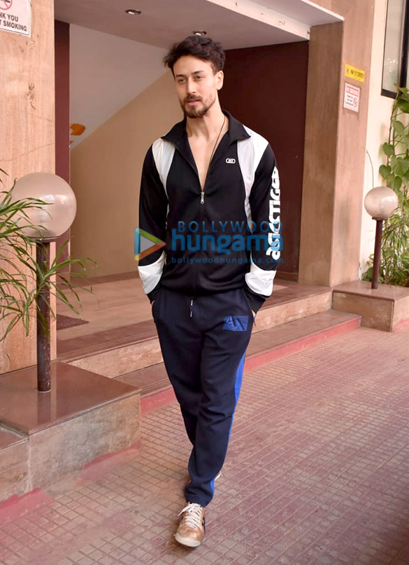 photos tiger shroff and kriti kharbanda spotted at the kwan office in andheri 5