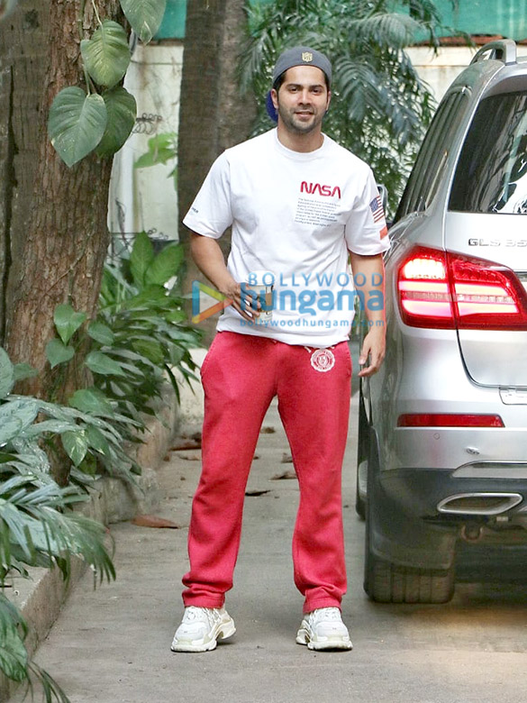 photos varun dhawan and esha deol spotted at sunny super sound in juhu 1