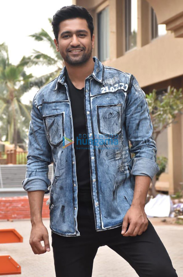 photos vicky kaushal snapped at inox experiencing the virtual reality tour of his movie bhoot part one the haunted ship 002