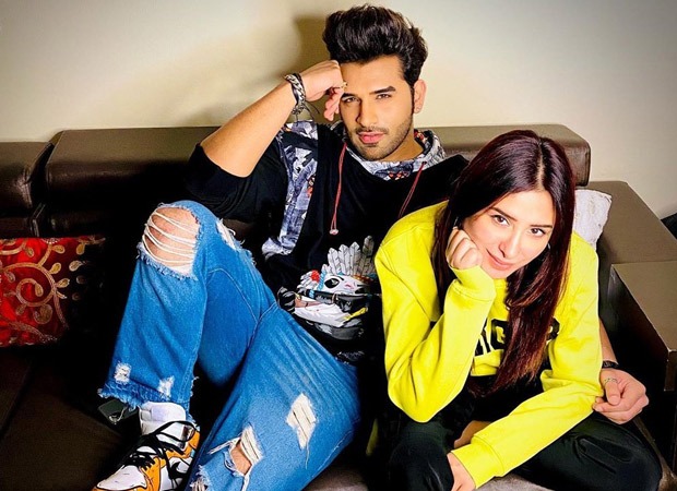 Mahira Sharma poses with Paras Chhabra and his mother, fans go into frenzy