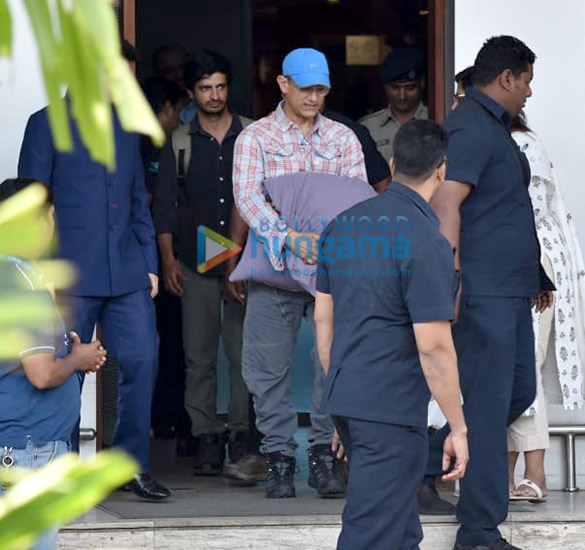 photos aamir khan snapped at the airport 2