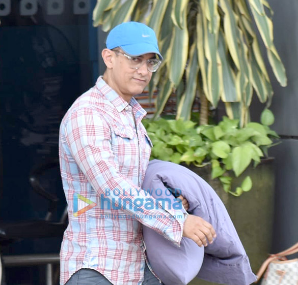 photos aamir khan snapped at the airport 4