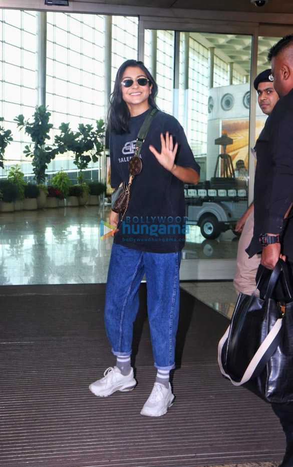 Anushka Sharma snapped at the airport Pictures