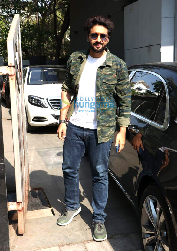 photos jacqueline fernandez and yami gautam spotted at jackky bhagnanis office 1