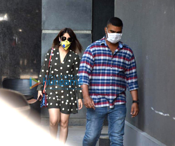 photos jacqueline fernandez and yami gautam spotted at jackky bhagnanis office 5