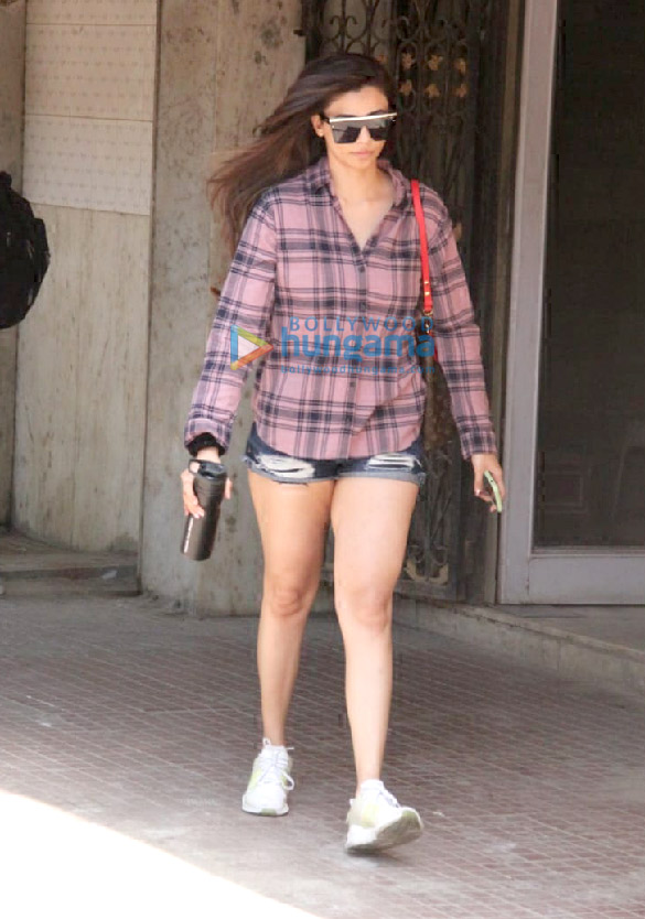 photos janhvi kapoor and daisy shah spotted at the pilates gym 4