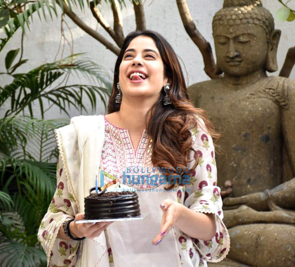 photos janhvi kapoor celebrates her birthday with media 3