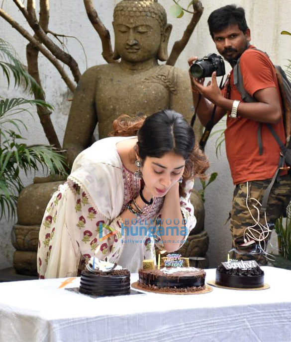 photos janhvi kapoor celebrates her birthday with media 4