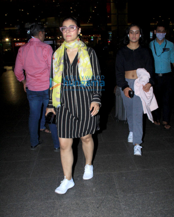 Photos: Kajol snapped with daughter Nysa Devgn at the airport Photos: Kajol snapped with daughter Nysa Devgn at the airport