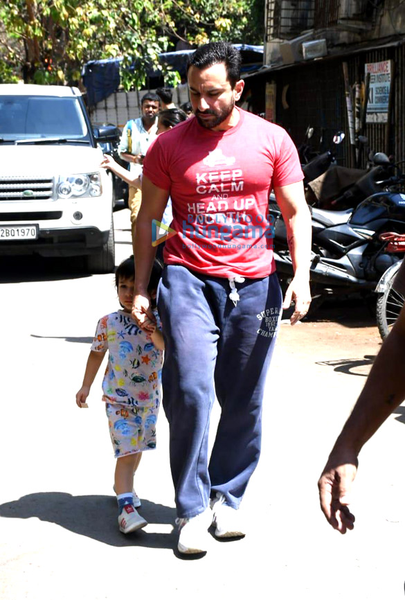 photos saif ali khan and taimur ali khan snapped at a dance class 3
