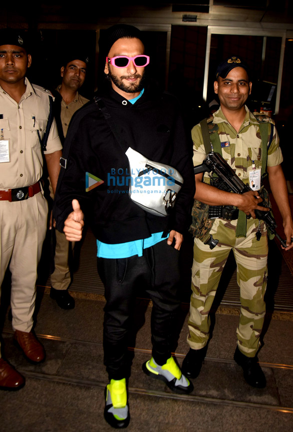 photos sara ali khan daisy shah ranveer singh and others snapped at the airport 3