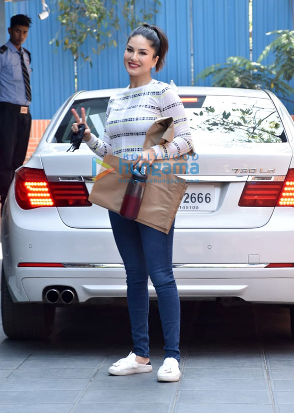 photos sunny leone snapped in juhu 3 6