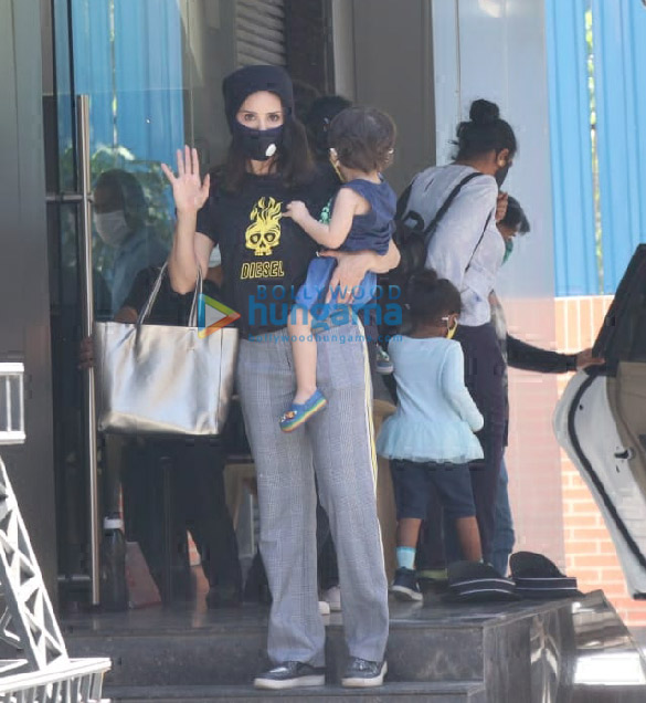 photos sunny leone snapped with her kids at play school in juhu 5