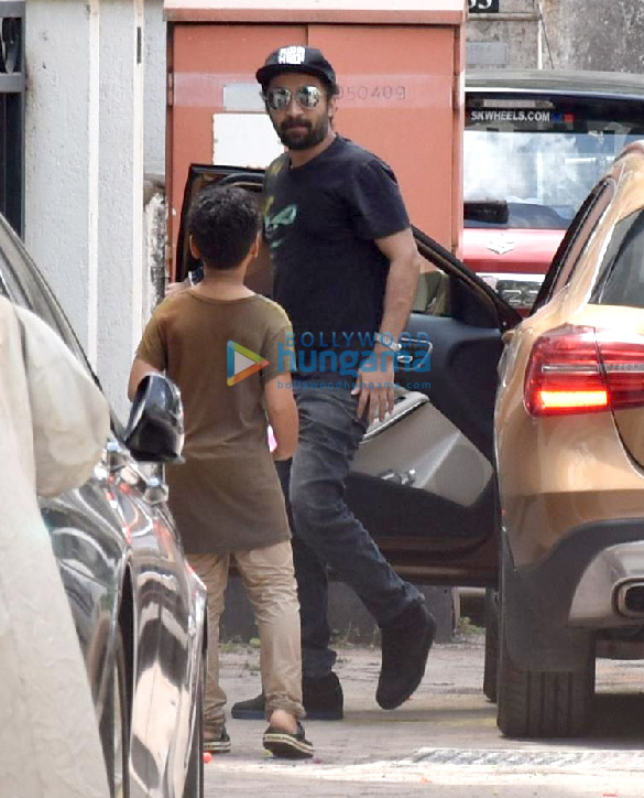 photos varun dhawan natasha dalal siddhanth kapoor and rahul bose snapped at aarti shettys holi party 3