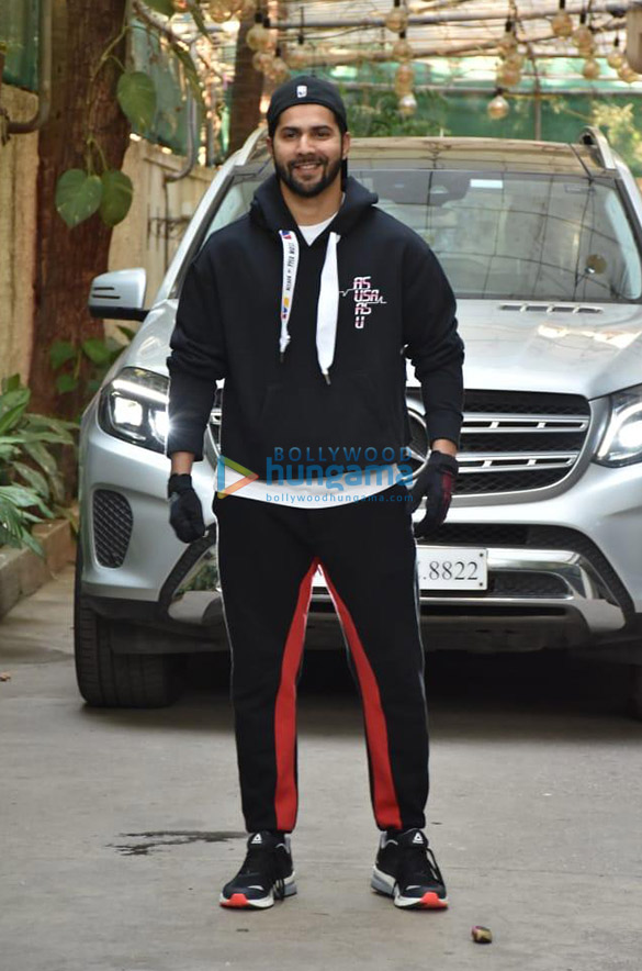 photos varun dhawan snapped at a dubbing studio in juhu 2 3