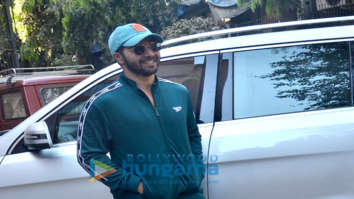Photos: Varun Dhawan snapped at a dubbing studio in Juhu
