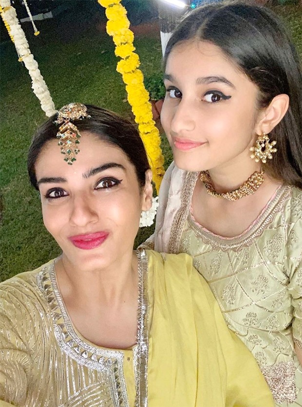 Raveena Tandon takes an auto to her niece’s mehendi ceremony, watch video