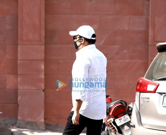 photos actor irrfan khans last rites take place in mumbai 4 2