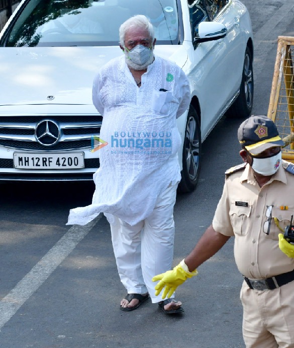photos celebs attend rishi kapoors funeral 2 2
