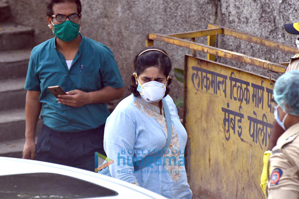 photos celebs attend rishi kapoors funeral 5