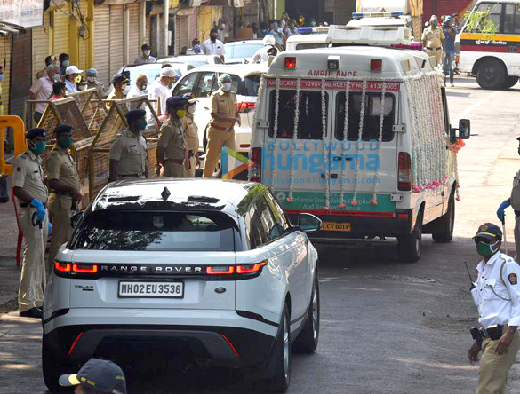 photos celebs attend rishi kapoors funeral1 1