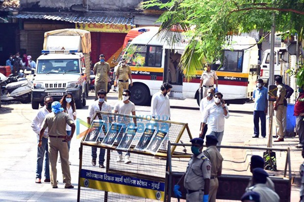 Rishi Kapoor’s Last Rites Take Place In Mumbai; 16 Family Members In ...