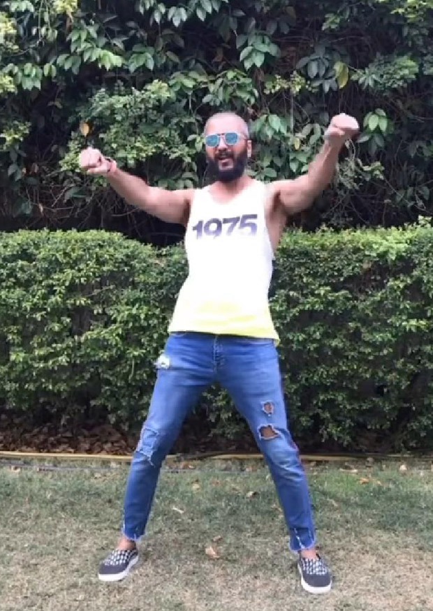 Riteish Deshmukh grooves to the beats of 'Dil Mein Baji Guitar' in new TikTok video