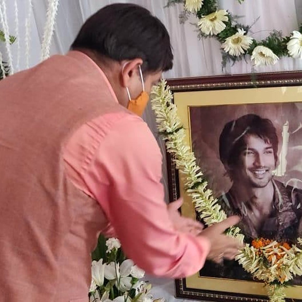 Bhojpuri actors Manoj Tiwari and Akshara Singh visit Sushant Singh Rajput’s Patna home to pay tribute 