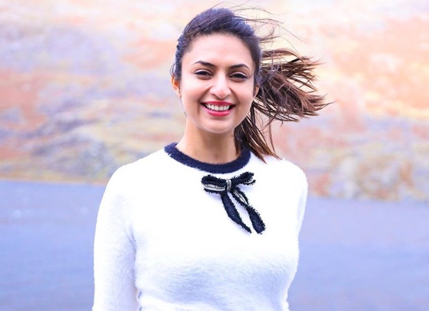 Divyanka Tripathi helps a fan out to seek medical attention, thanks BMC for their co-operation