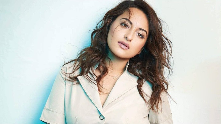ROFL – “Only way to CALM Ranveer Singh down is to cut his…”: Sonakshi Sinha | Rapid Fire