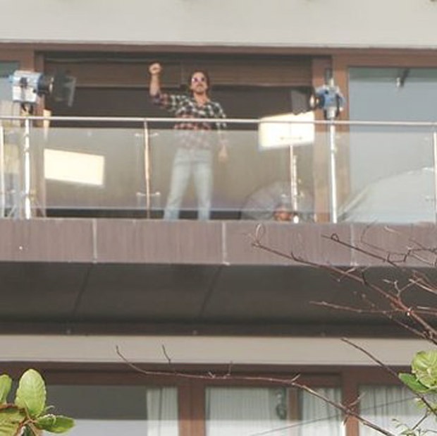 Shah Rukh Khan joins the work from home league during COVID-19, spotted shooting in Mannat’s balcony