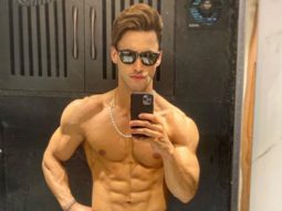 Asim Riaz flaunting his six pack abs in a shirtless mirror selfie is breaking the internet!