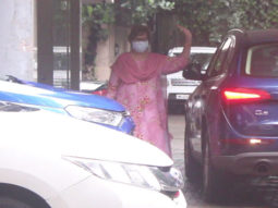 Helen spotted at Sohail Khan’s residence in Bandra