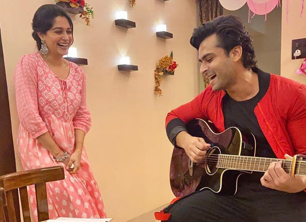 Shoaib Ibrahim croons ‘Maine Pucha Chaand Se’ for Dipika Kakar and she can’t stop blushing