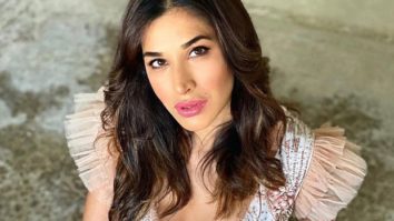 Sophie Choudry’s version of the ‘100 Squat Challenge’ is major Monday motivation!