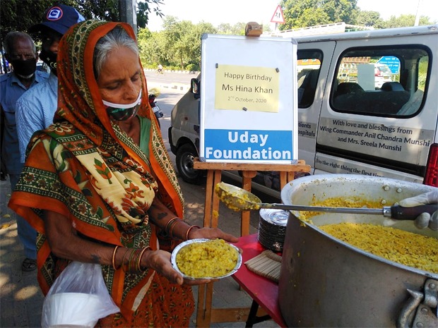 Hina Khan proves meals to those in need on her birthday