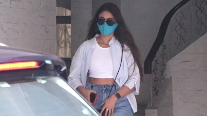 Ileana D’Cruz spotted at Bandra