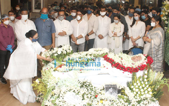 pictures soumitra chatterjees funeral in kolkata 6